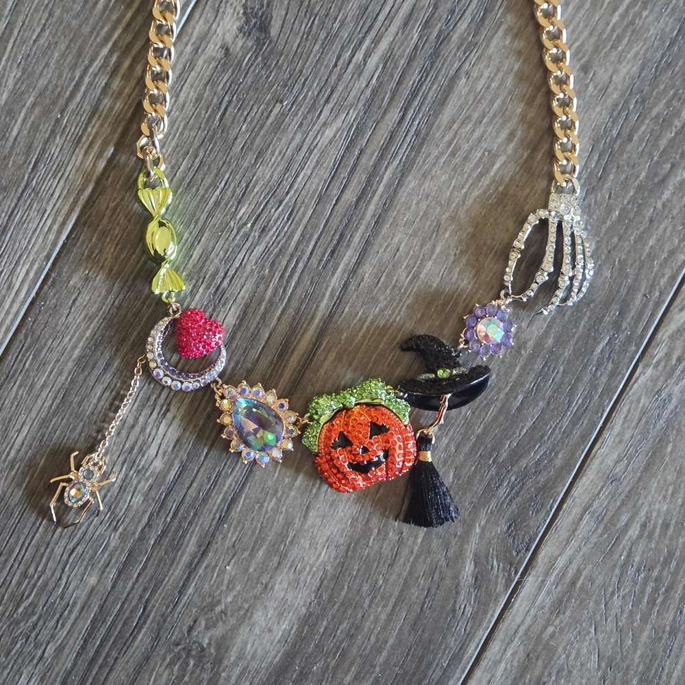 Betsey Johnson Halloween Charm Link Necklace Spooky Kitsch Pumpkin Spider Witch - Picture 4 of 6